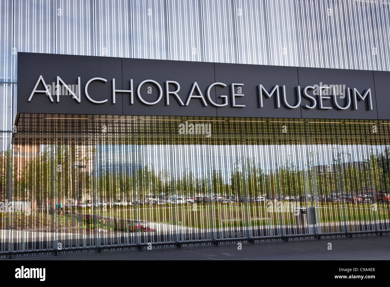 Parte anteriore in vetro del Museo di ancoraggio nel centro cittadino di Anchorage in Alaska, Foto Stock