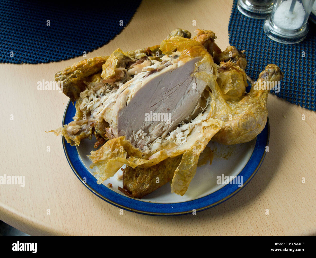 Una carcassa di una metà consumato pollo arrosto Foto Stock