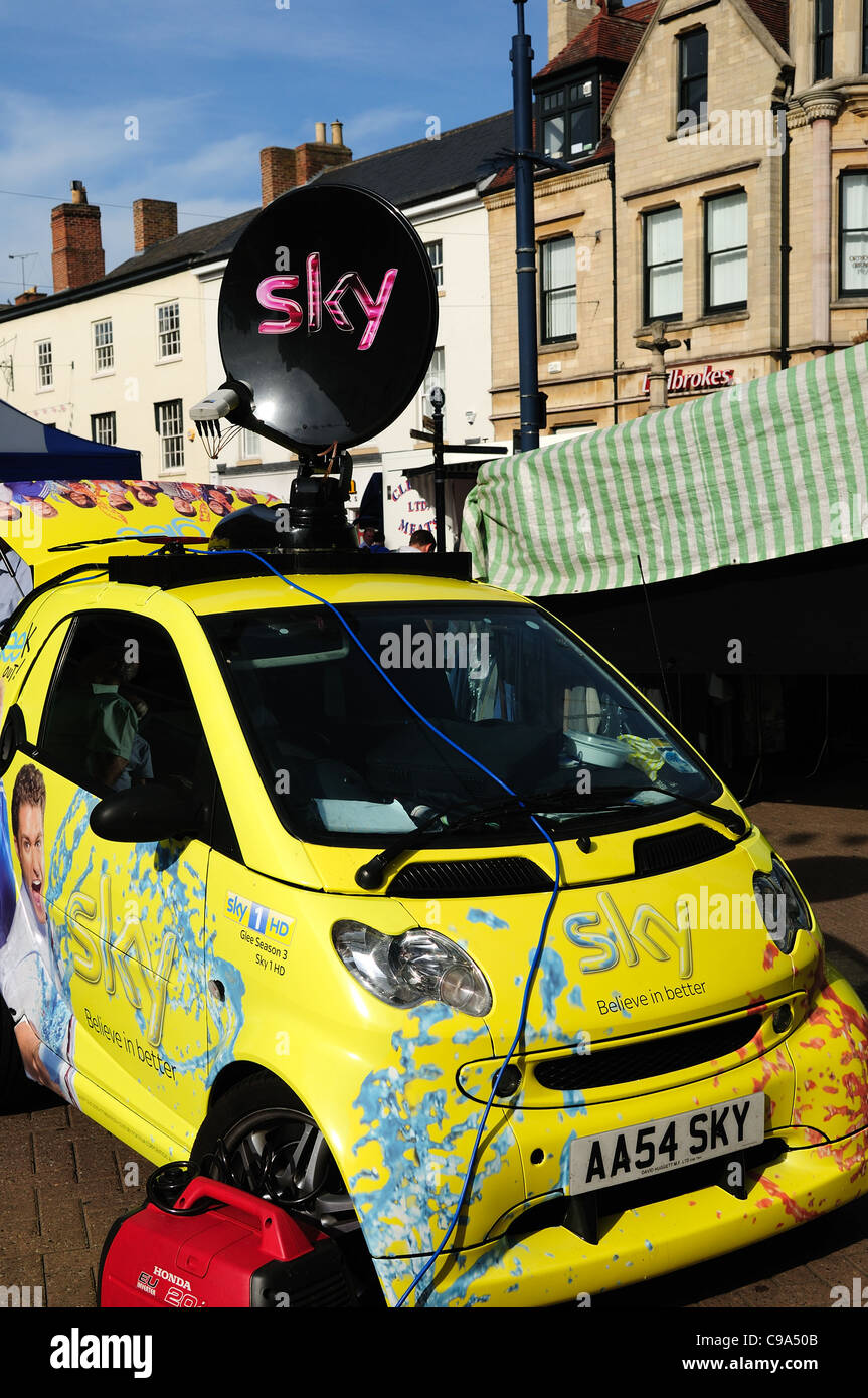 Sky auto con antenna parabolica. Foto Stock