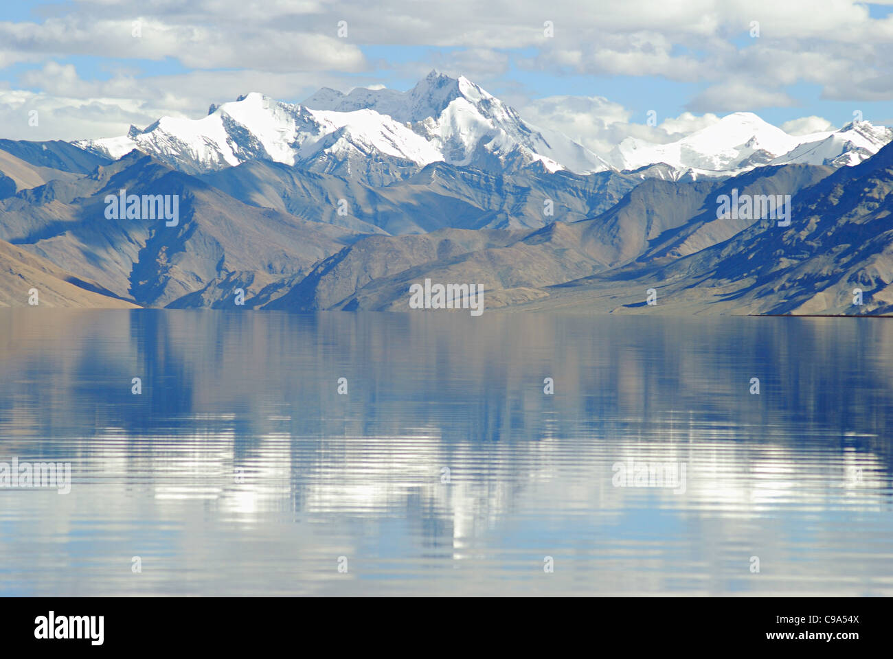 La riflessione di snow clad montagna himalayana varia in Tsomoriri o lago Moriri (nome ufficiale: Tsomoriri Conservazione delle paludi di ri Foto Stock
