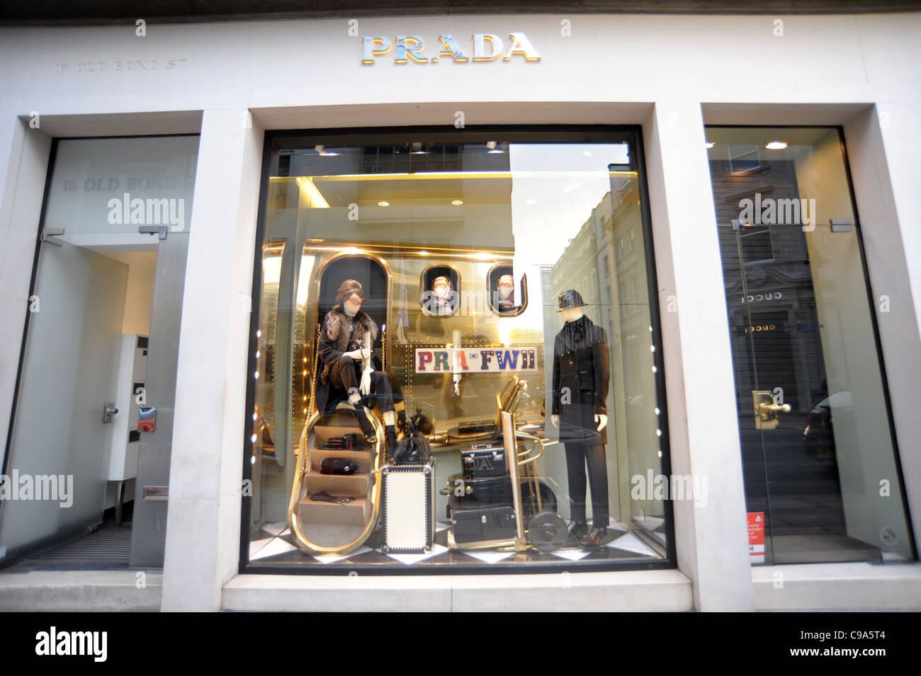 Esterno il colpo di Prada store su Bond Street Londra Inghilterra 2011 - Immagine Copyright Ben Pruchnie 2011 Foto Stock