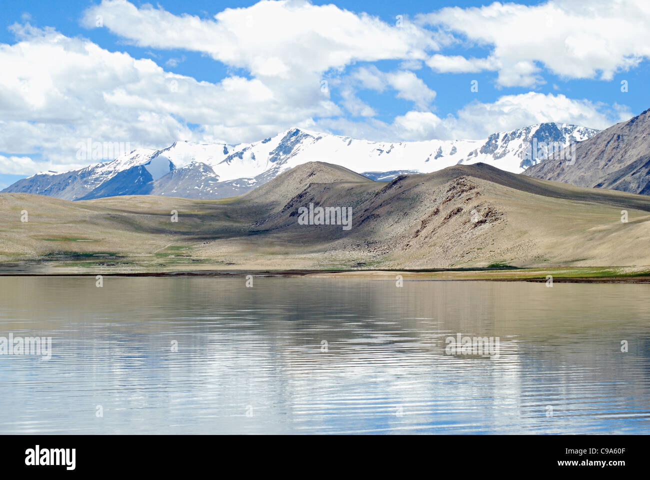 L'Himalayan picchi innevati, il bianco delle nuvole, cielo blu, Tso Moriri lake Ladakh, dello Stato del Jammu e Kashmir, India Foto Stock