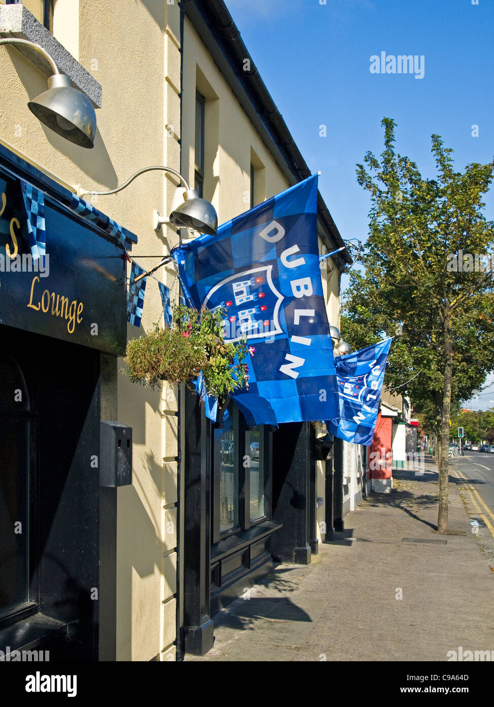 Le bandiere della contea di Dublino Gaelic football team festooning un pub a Skerries, co. Dublino, Irlanda (All-Ireland champions 2011) Foto Stock