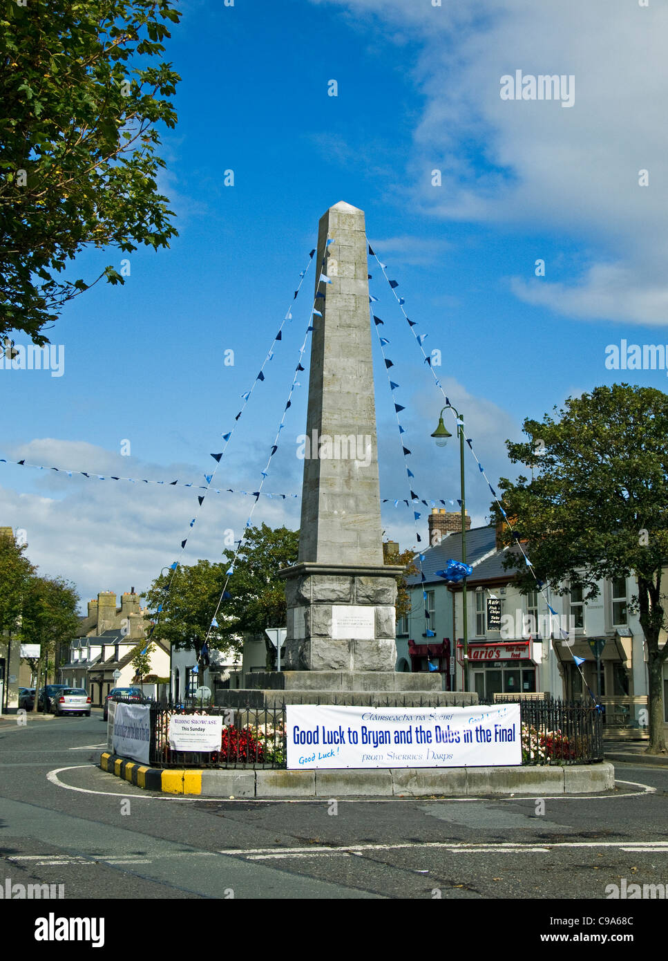 Il monumento a Skerries, Dublino, Irlanda decorate con bunting e uno striscione che augura buona fortuna per il Dublin Gaelic Football Team. Foto Stock