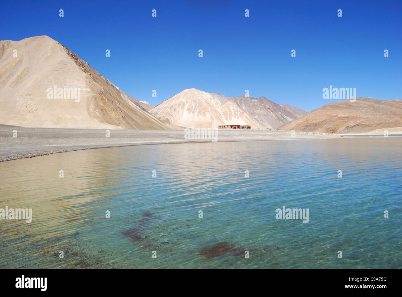 La riflessione di Himalaya Mountain Range in Pengong Lago tso ( un lago endorheic dell'himalaya situato ad una altezza di circa 4,3 Foto Stock