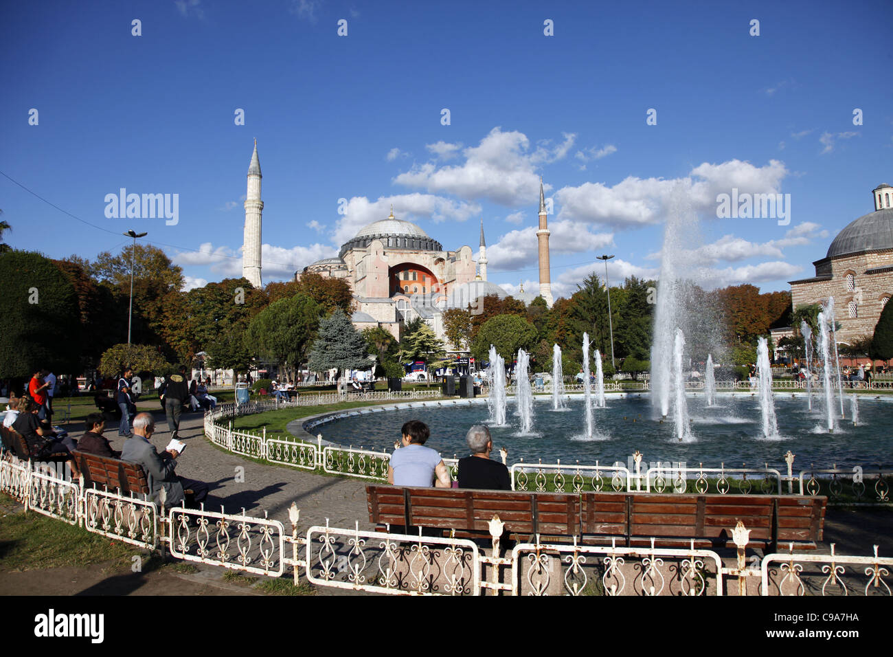 Fontana e Hagia Sophia MOSQUE Aya Sofya Sultanahmet Istanbul Turchia 03 Ottobre 2011 Foto Stock