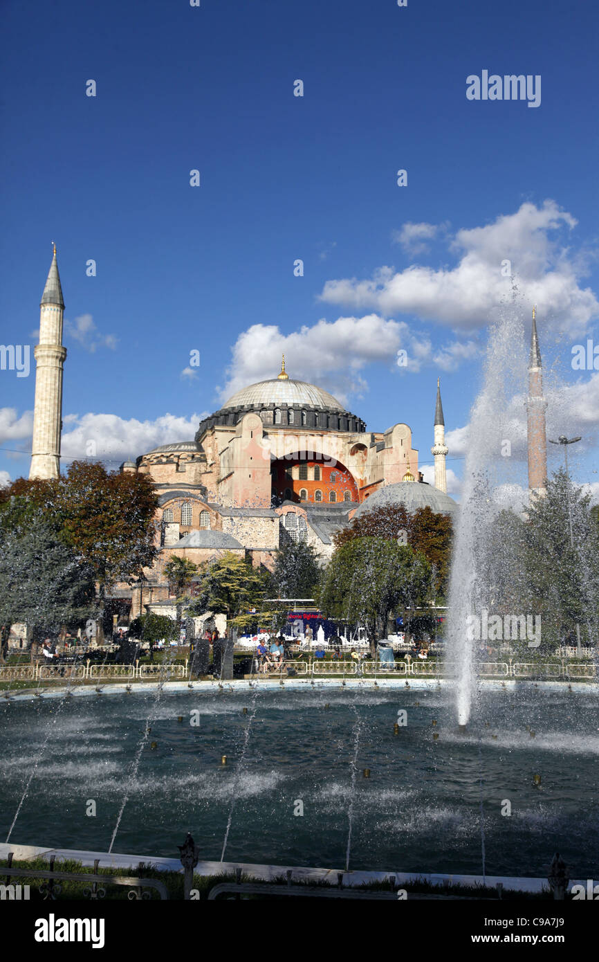 Fontana e Hagia Sophia MOSQUE Aya Sofya Sultanahmet Istanbul Turchia 03 Ottobre 2011 Foto Stock