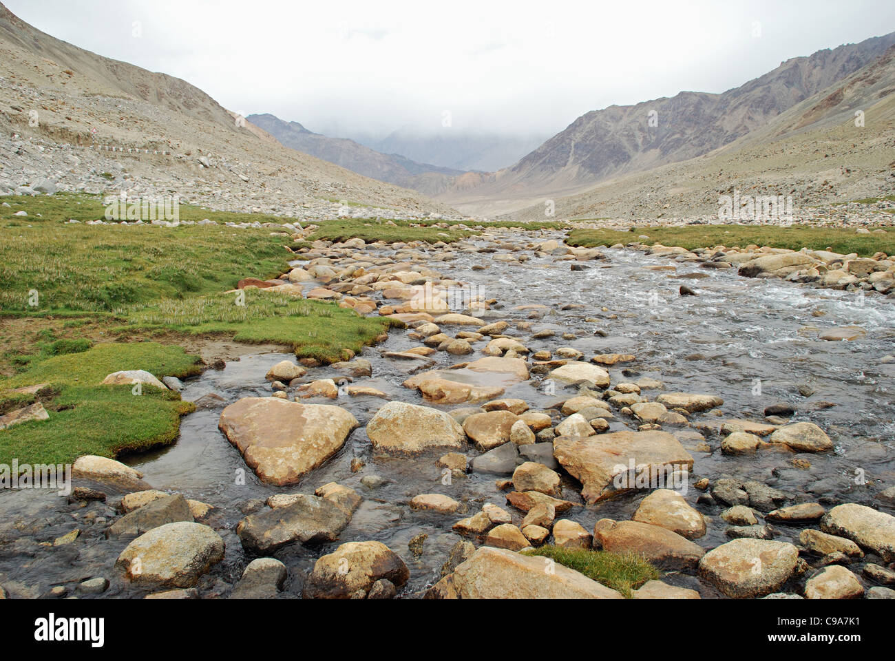 Sul modo di Nubra valley, un paio di strade parallele sono anche visto. Il fiume Shyok incontra il Nubra o fiume Siachan per formare un grande val Foto Stock