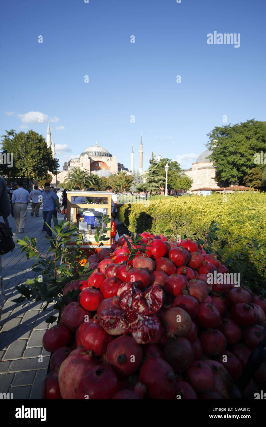 Melagrane e Hagia Sophia MOSQUE Aya Sofya Sultanahmet Istanbul Turchia 03 Ottobre 2011 Foto Stock