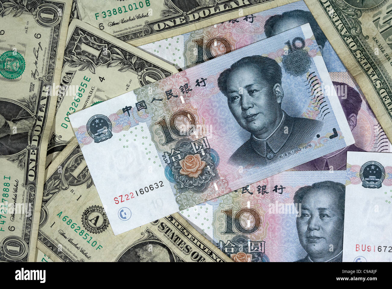 Renminbi cinese rmb sulla sommità di dollari usa banconote Foto Stock