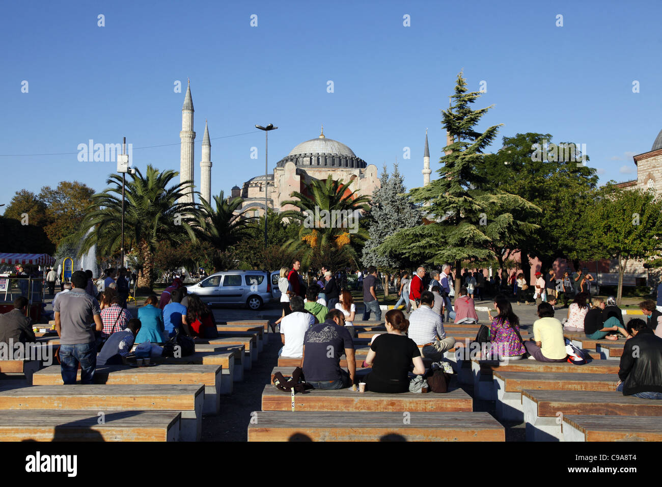 La gente sulle panchine nei pressi di Hagia Sophia MOSQUE Aya Sofya Sultanahmet Istanbul Turchia 03 Ottobre 2011 Foto Stock