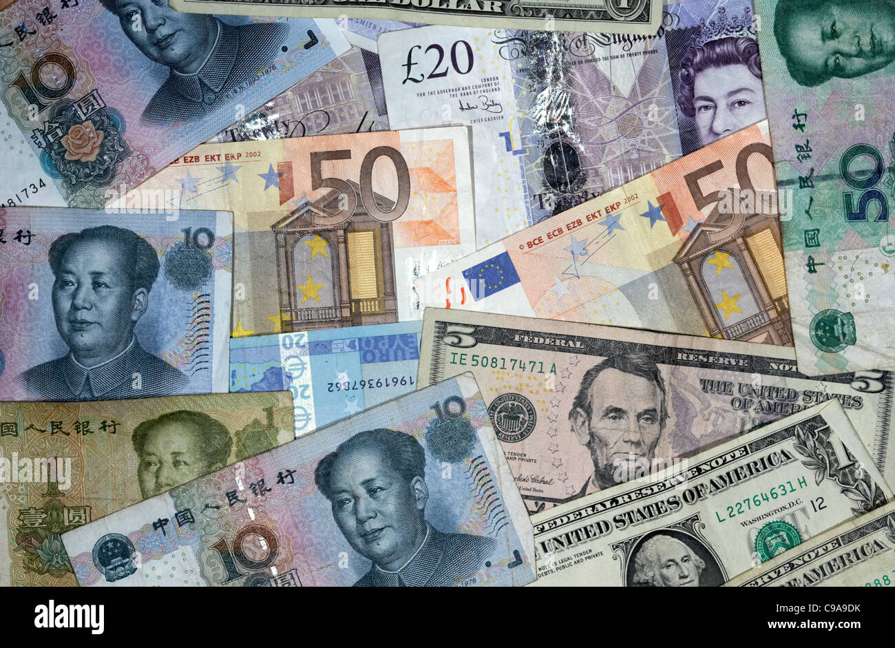 Varie valute comprese renminbi cinese rmb banconote di dollari euro e sterline inglesi Foto Stock