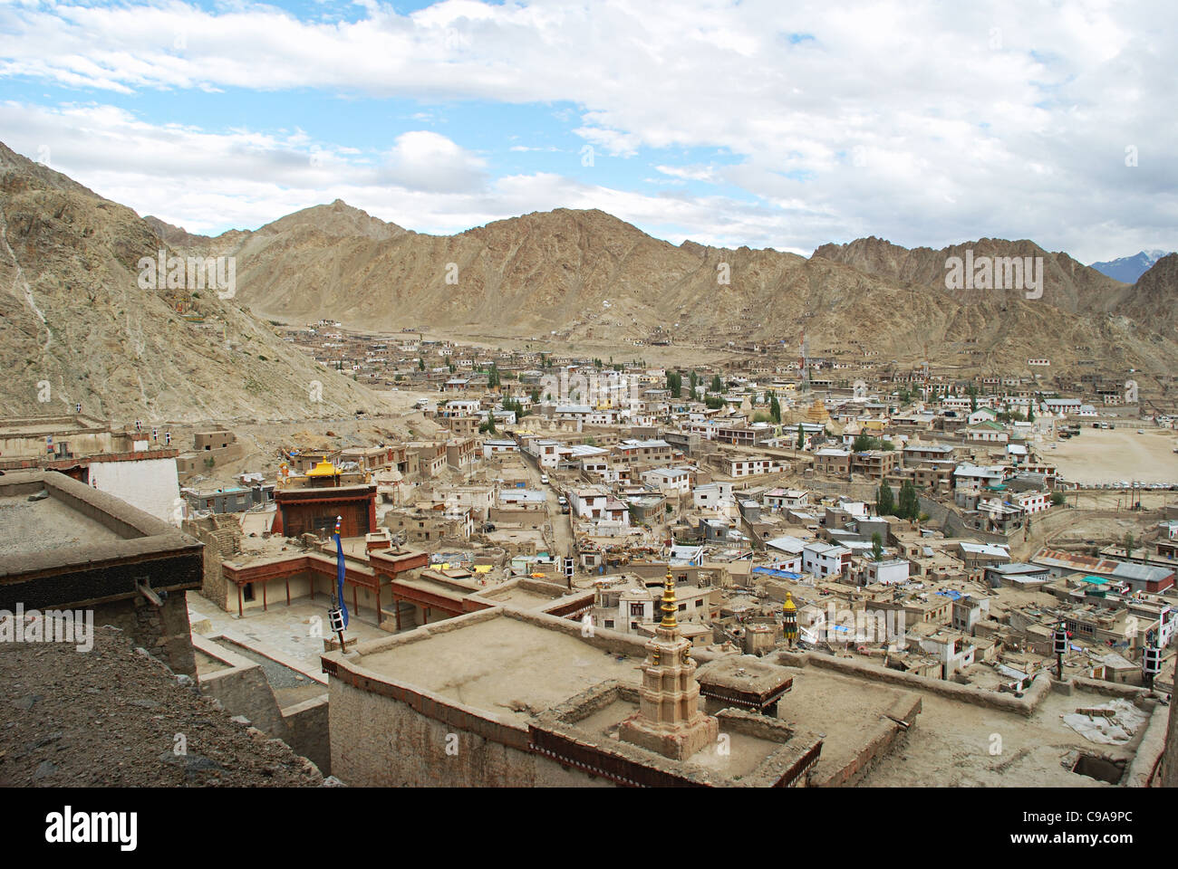 Una vista a volo di uccello del Leh città da Leh Palace. Il palazzo è aperto al pubblico e il tetto offre delle vedute panoramiche di Leh e Foto Stock