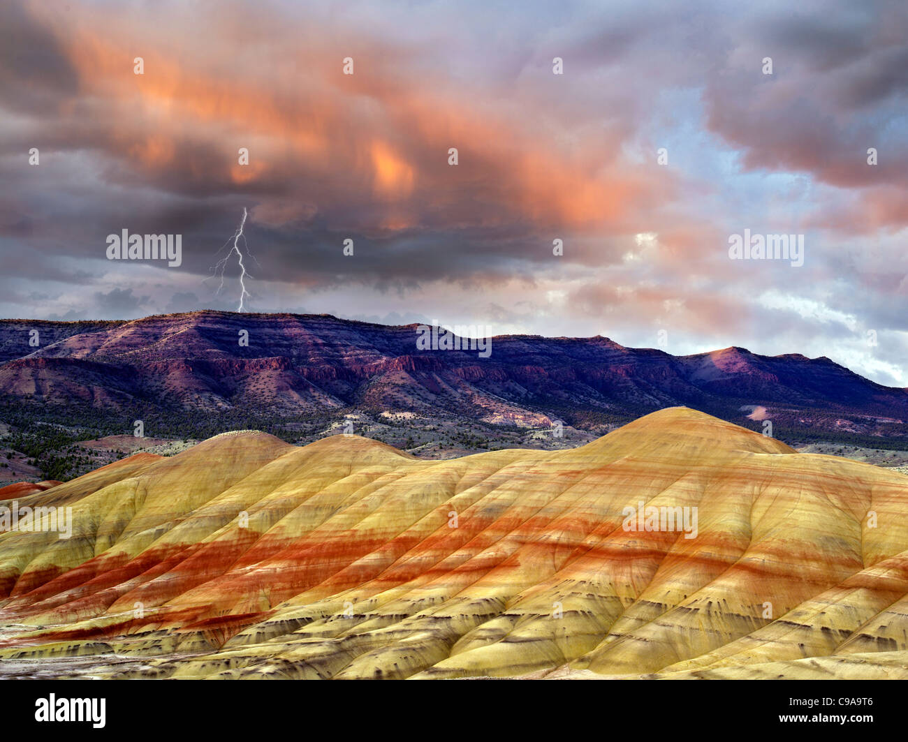 Nuvole temporalesche sciopero di alleggerimento e di tramonto. Colline dipinte, John Day Fossil Beds National Monument, Oregon. Foto Stock