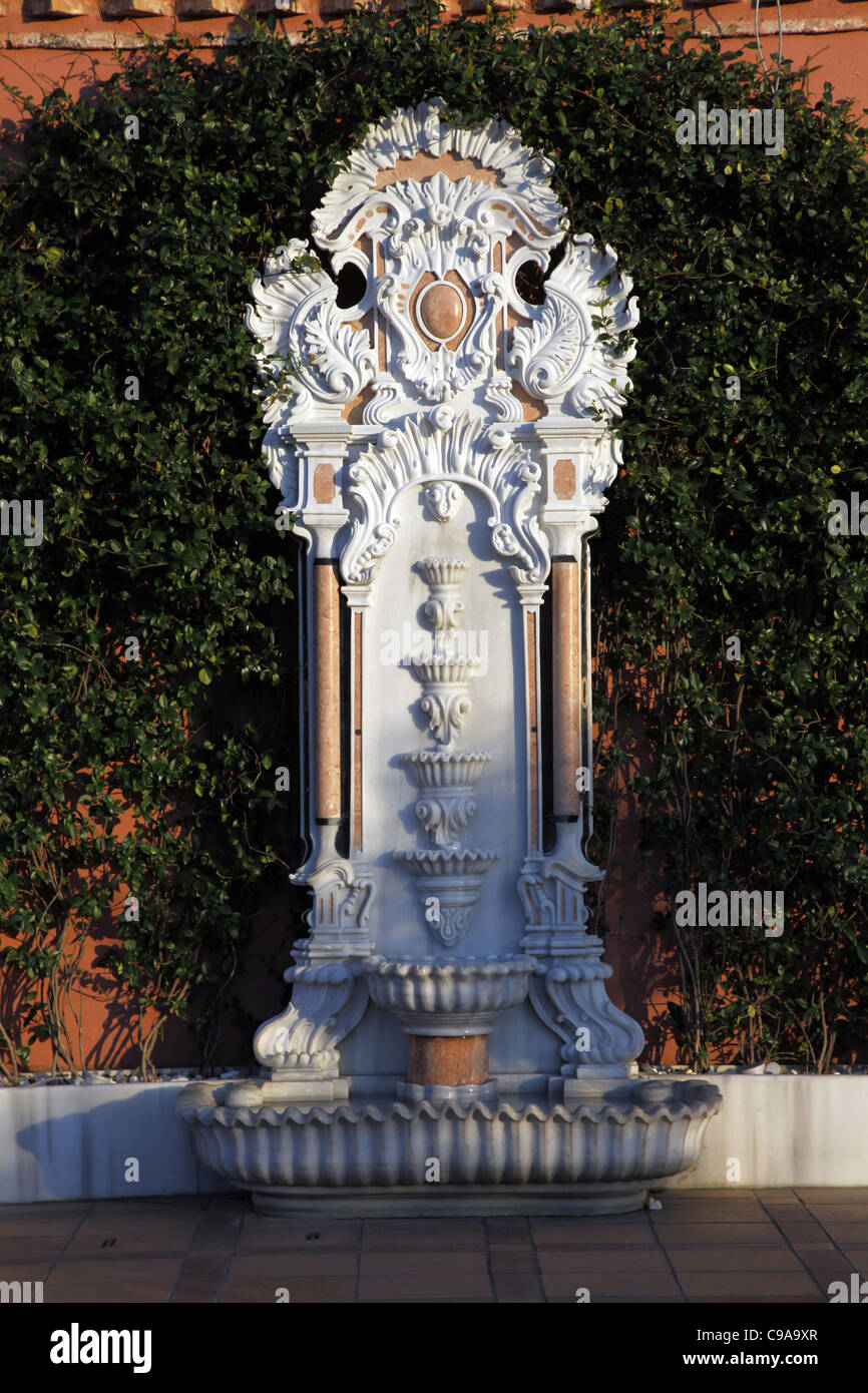 Fontana in marmo vicino alla Moschea Sultanahmet Istanbul Turchia 03 Ottobre 2011 Foto Stock