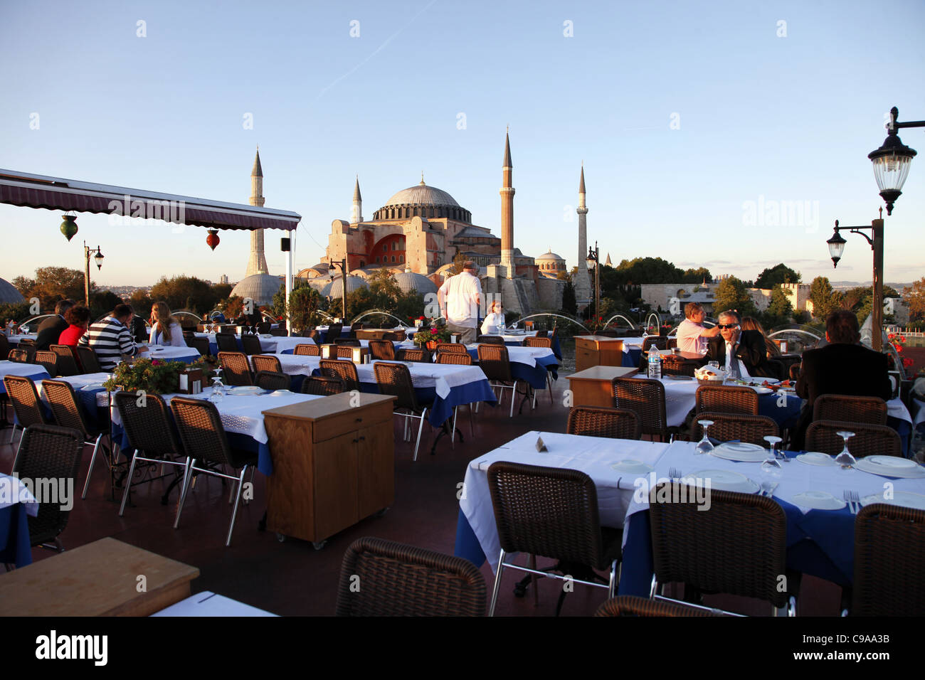 Ristorante & Hagia Sophia MOSQUE Aya Sofya Sultanahmet Istanbul Turchia 03 Ottobre 2011 Foto Stock