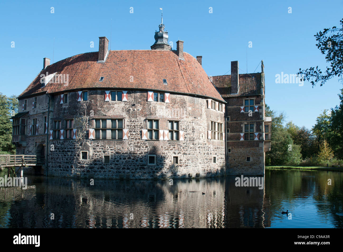 Burg Vischering, moated il castello vicino Luedinghausen, Muensterland, Renania settentrionale-Vestfalia, Germania, Europa Foto Stock