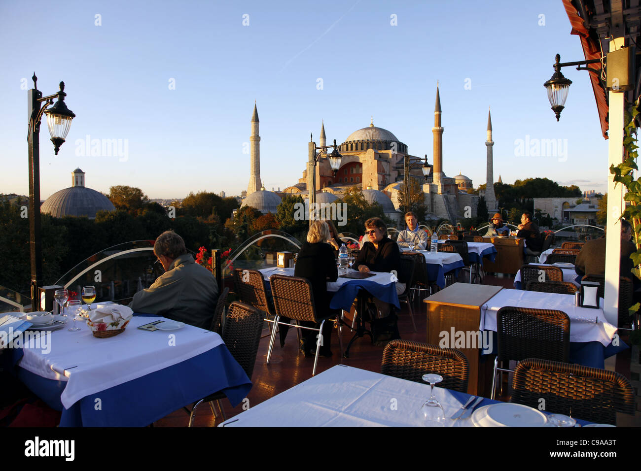 Ristorante & Hagia Sophia MOSQUE Aya Sofya Sultanahmet Istanbul Turchia 03 Ottobre 2011 Foto Stock