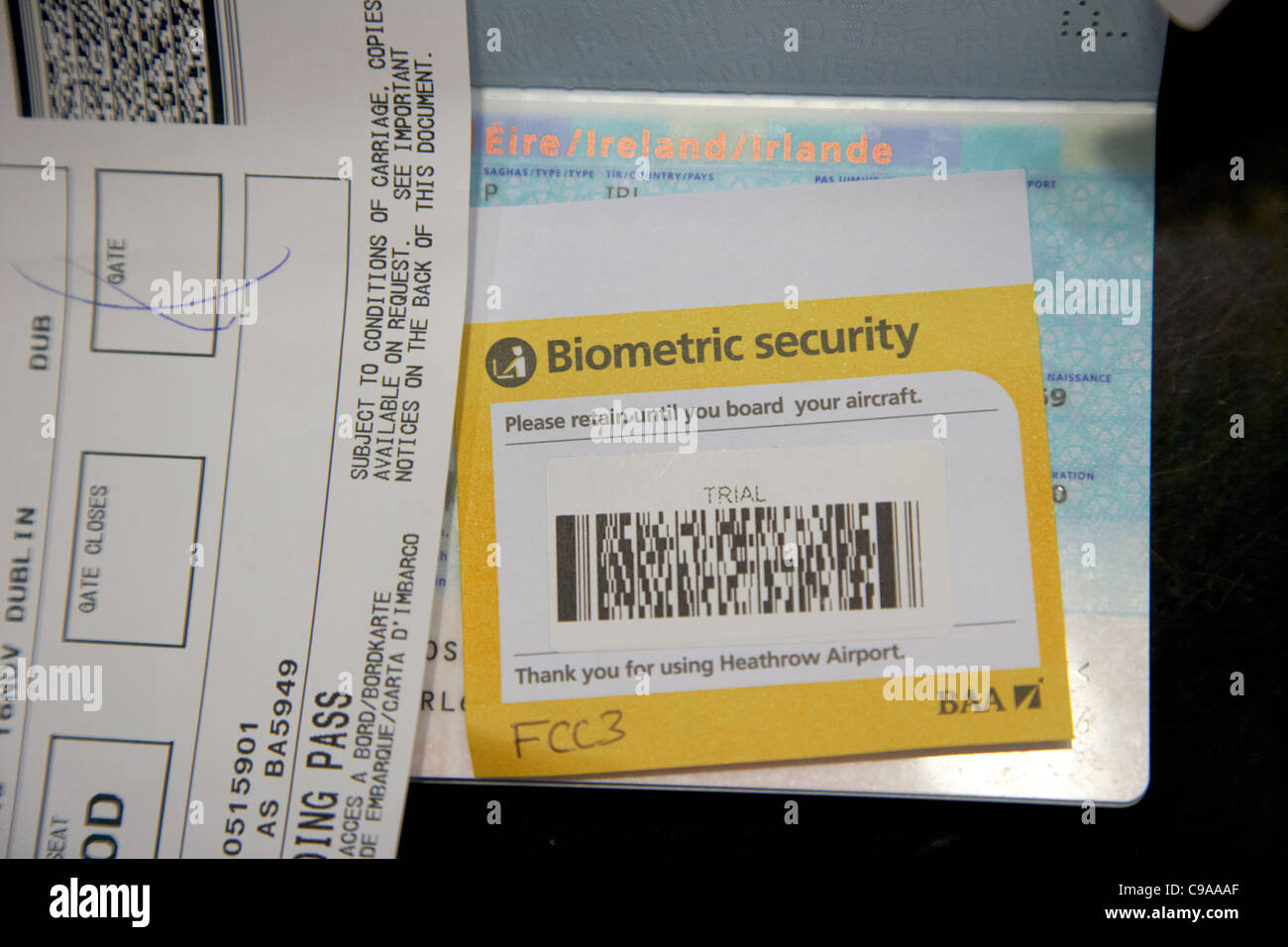 Regno Unito il controllo di frontiera Biometric Security prova etichetta codice a barre inserito in un'ue passaporto irlandese presso l'aeroporto di Heathrow nel Regno Unito Foto Stock