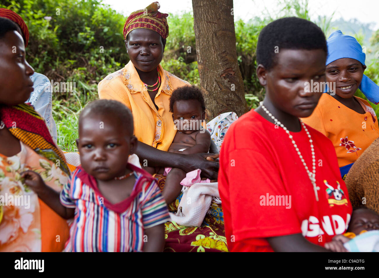 Le donne si riuniscono per controlli sanitari e di vaccinare i loro figli. Comunità di Bwindi hospital medical fuori raggiungere la clinica, Uganda. Foto Stock