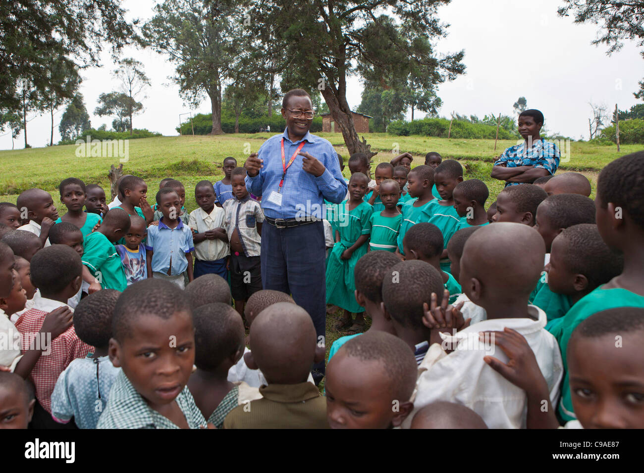 Bambini a Nyamiyaga scuola primaria dove la comunità di Bwindi ospedale gestito salute programmi di outreach. Uganda. Foto Stock