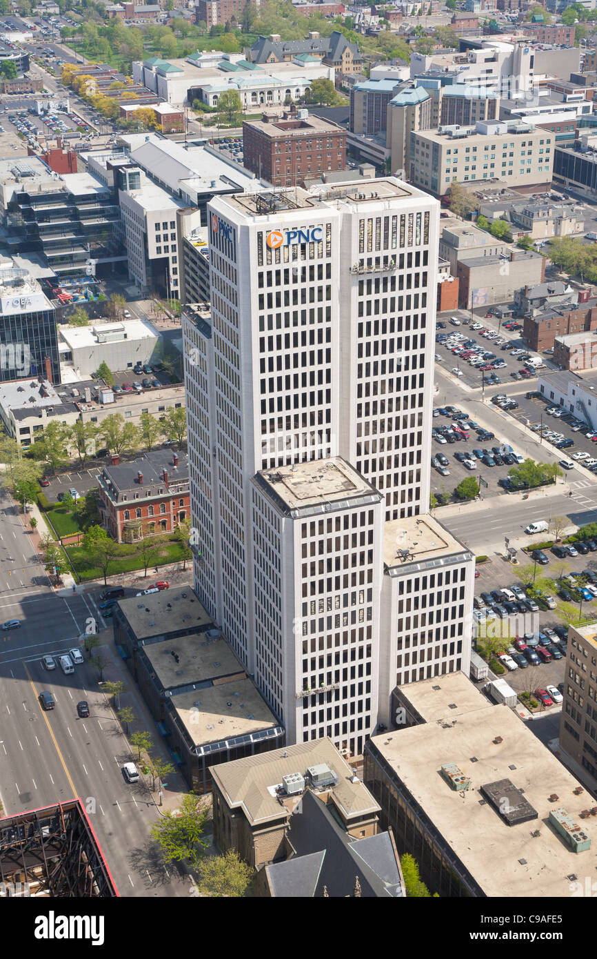 Vista aerea del National City Bank edificio nel centro di Columbus, Ohio preso dal James A. Rodi membro Edificio per uffici. Foto Stock