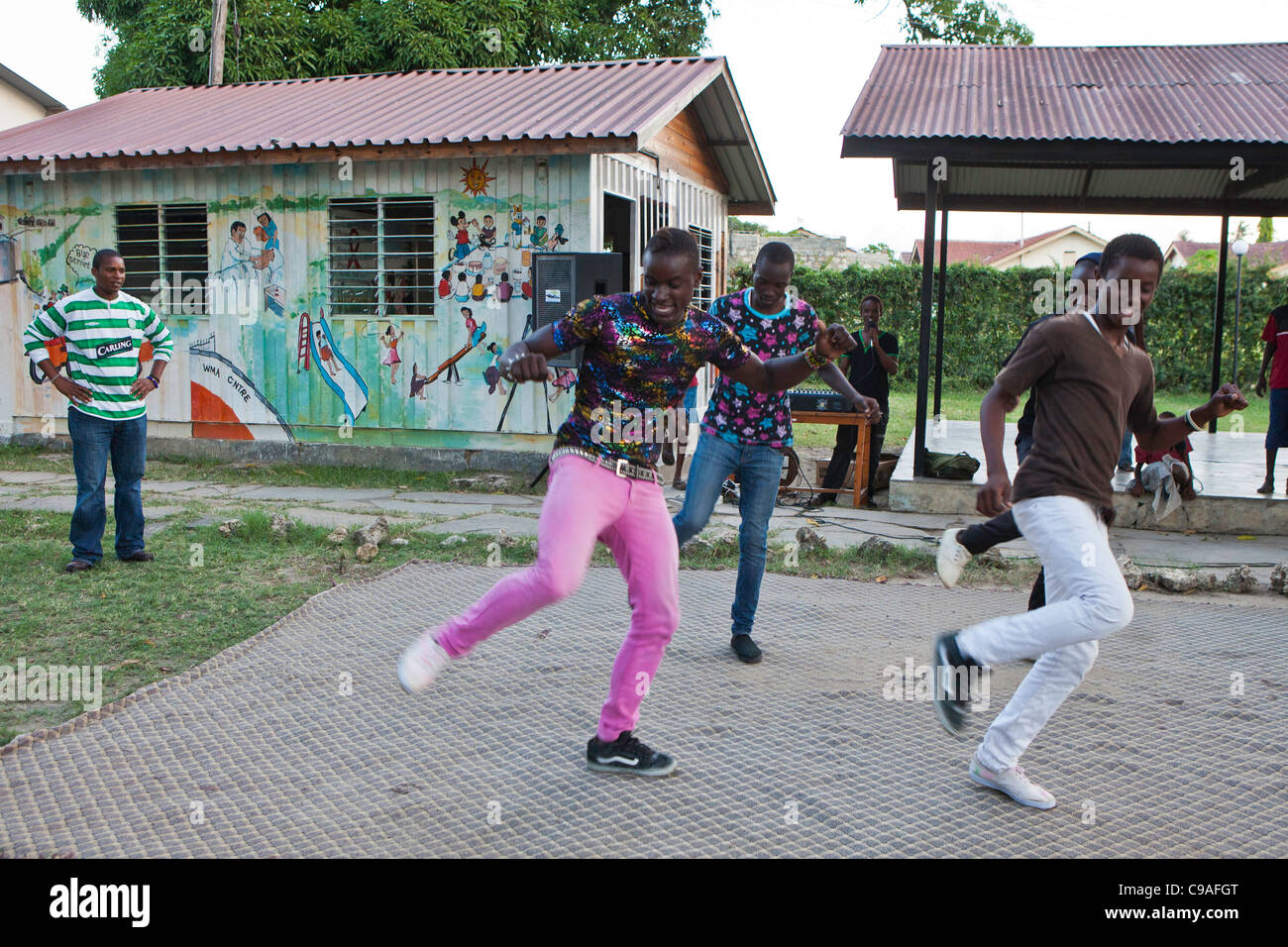 Gli studenti presso il centro Wema a Mombasa, in Kenya, eseguire una routine di danza. Wema fornire riabilitazione per i bambini di strada. Foto Stock