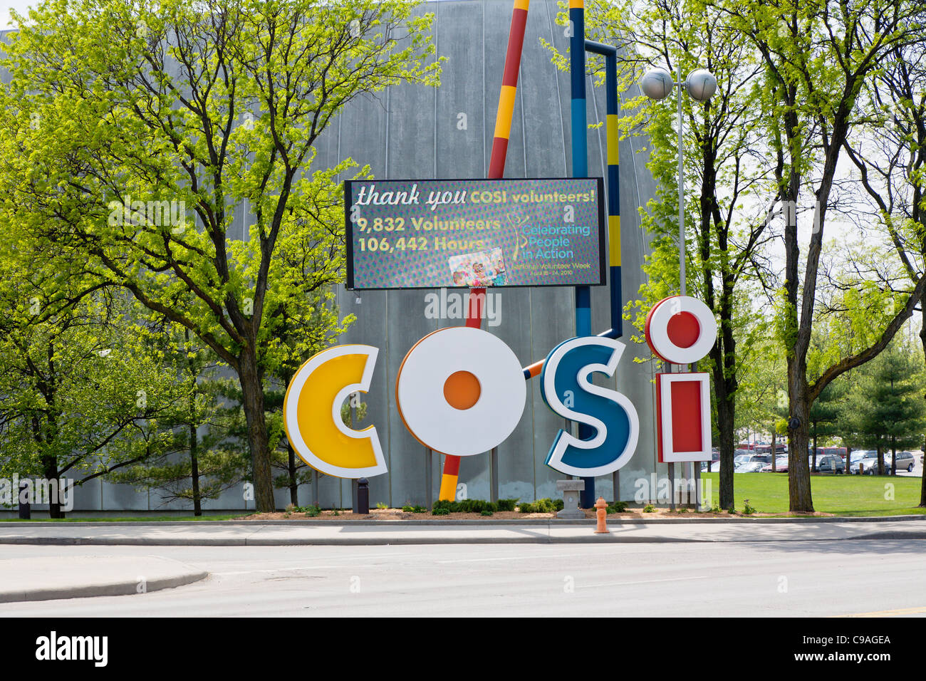 Dipinto luminosamente segno al di fuori del centro di scienza e industria (COSI) a Columbus, Ohio. Foto Stock