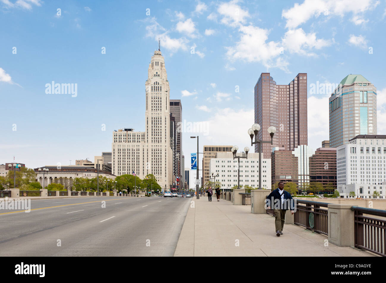 Paesaggio urbano del centro di Columbus, Ohio come si vede dal piede di Broad Street ponte tra Scioto River. Foto Stock