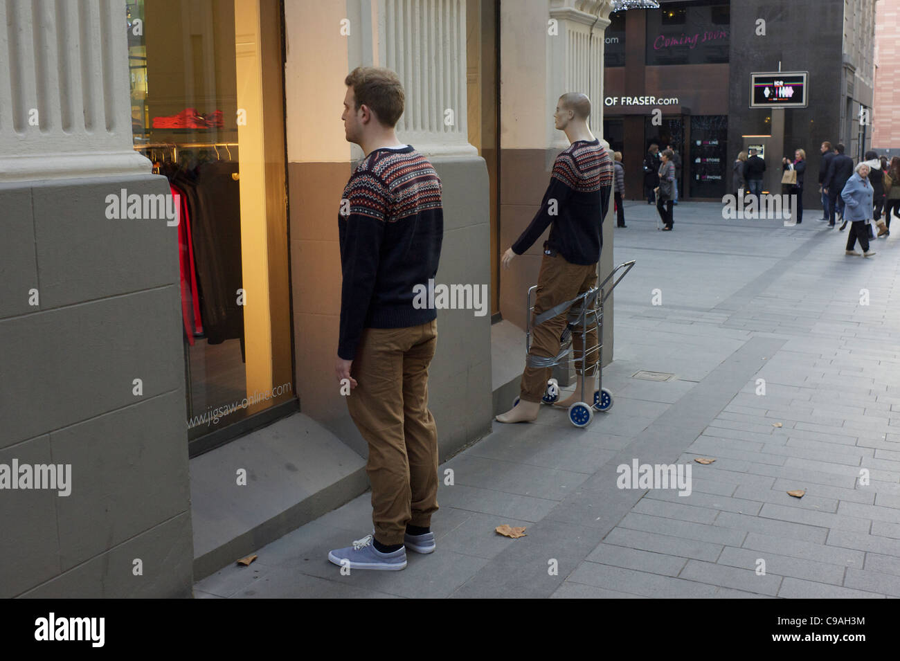 Shopper e manichino corrispondente Foto Stock