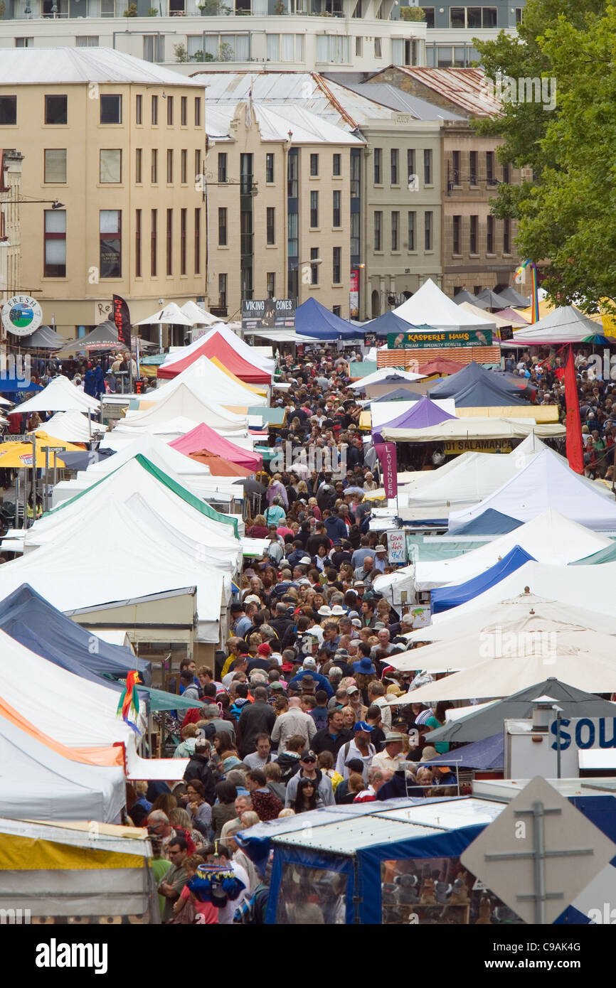 La folla riempire il Mercato di Salamanca. Il mercato settimanale a Salamanca Place, richiama la gente del posto e i turisti con il suo cibo e artigianato sta Foto Stock