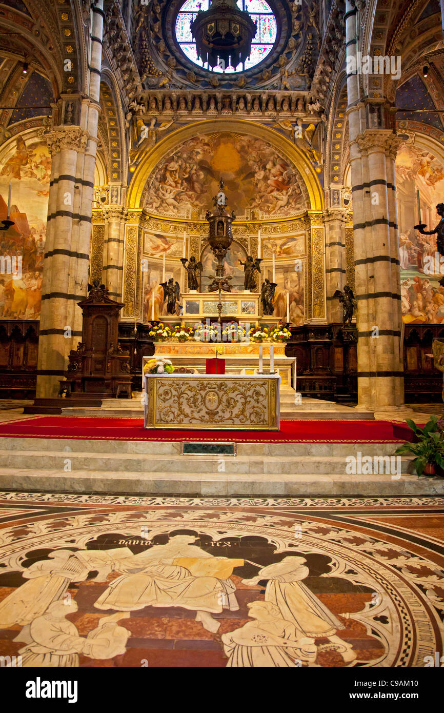 Altare Maggiore (Baldassarre Peruzzi 1532) del Duomo di Siena con ciborio bronzeo da Vecchietta; angeli di Francesco di Giorgio Martini Foto Stock