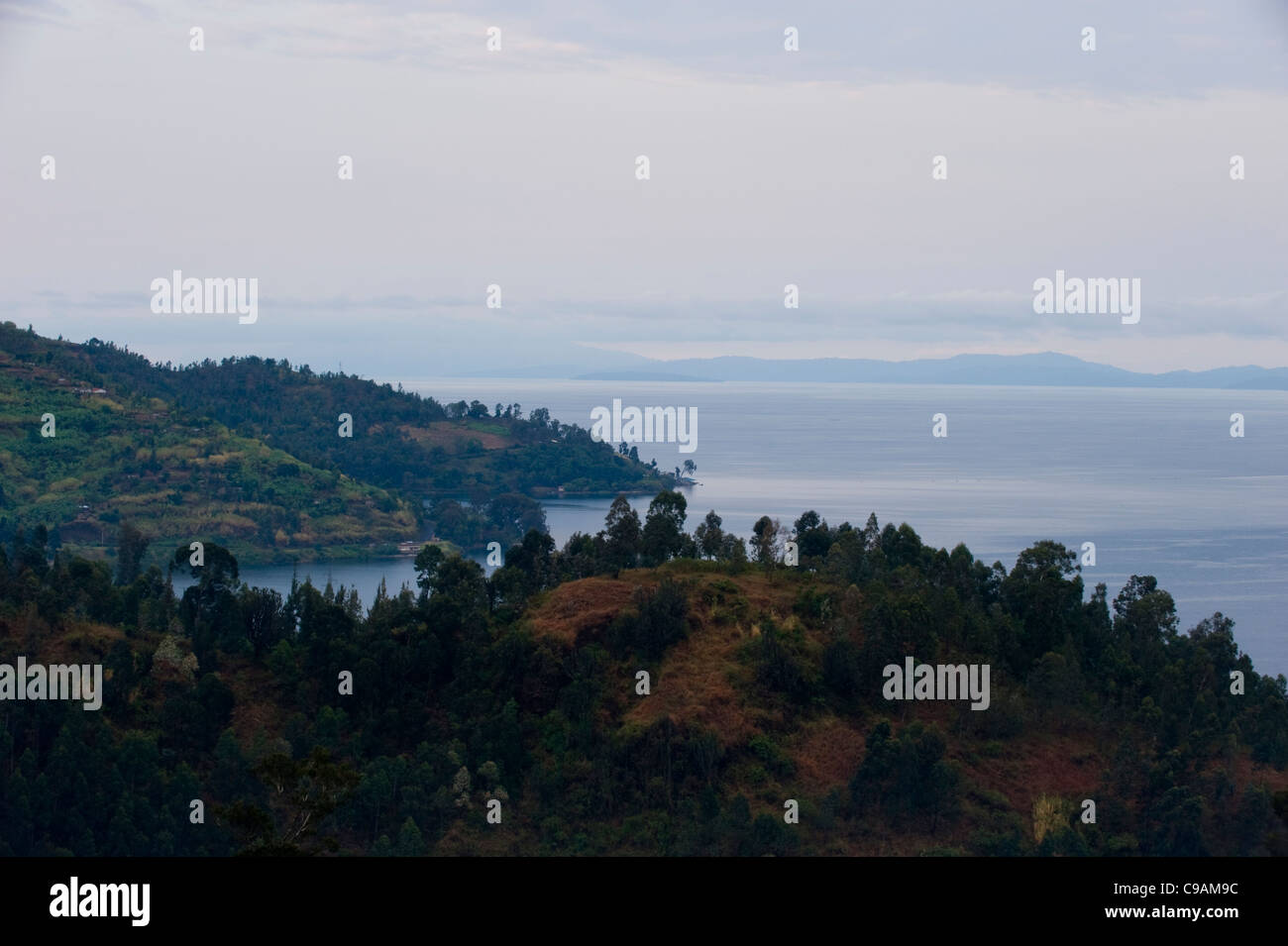 Vista del lago Kivu al confine della Repubblica Democratica del Congo e Rwanda da Gisenyi, Ruanda. Foto Stock