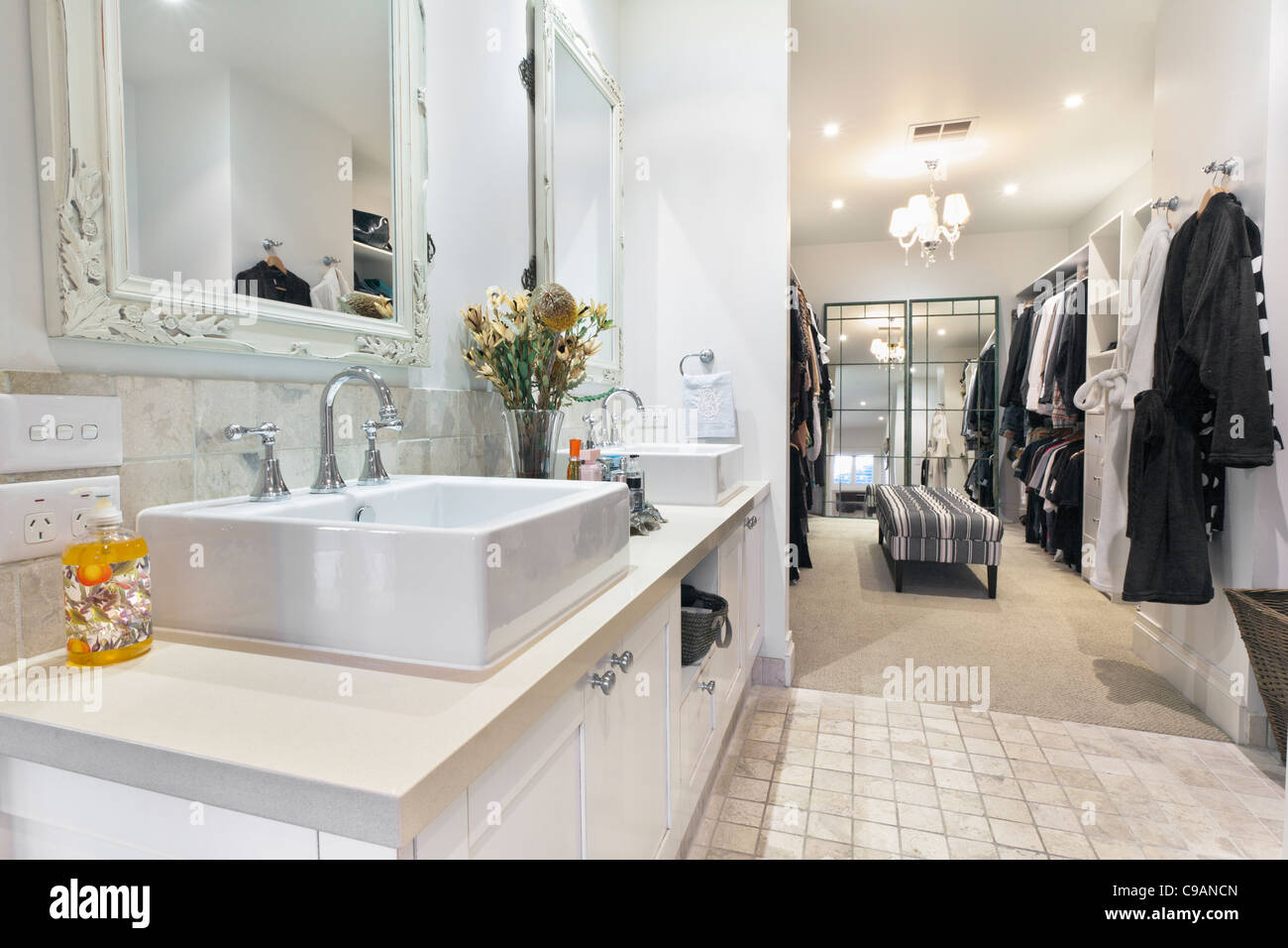 Elegante stanza da bagno principale con doppi lavandini e spaziose a piedi in accappatoio Foto Stock
