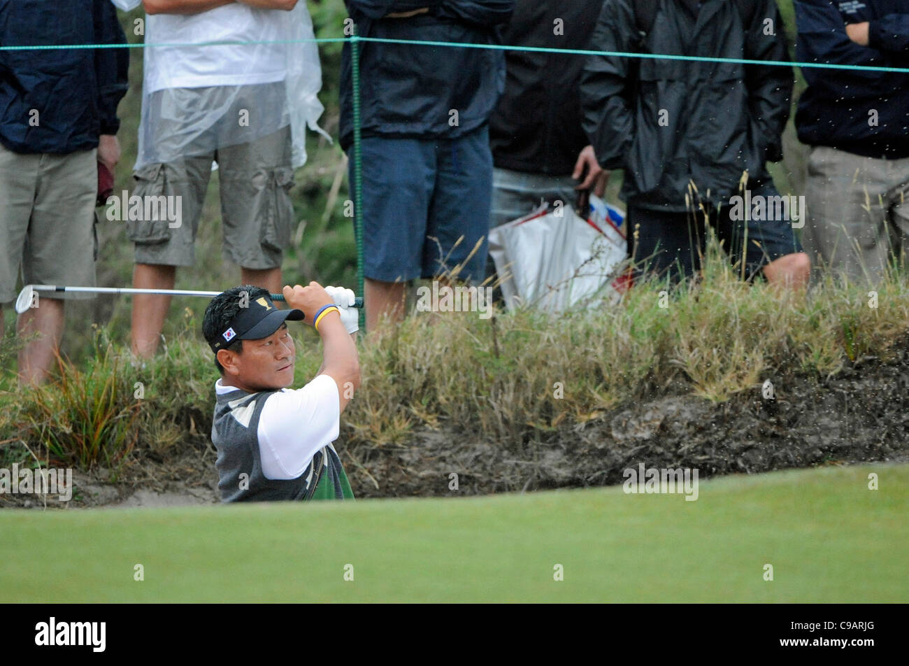 19.11.2011, Melbourne Australia. K.j. Choi trucioli al di fuori di un bunker a presidenti Cup. America verso il resto del mondo ad eccezione di Europa ha suonato presso il Royal Melbourne Golf Club. Foto Stock