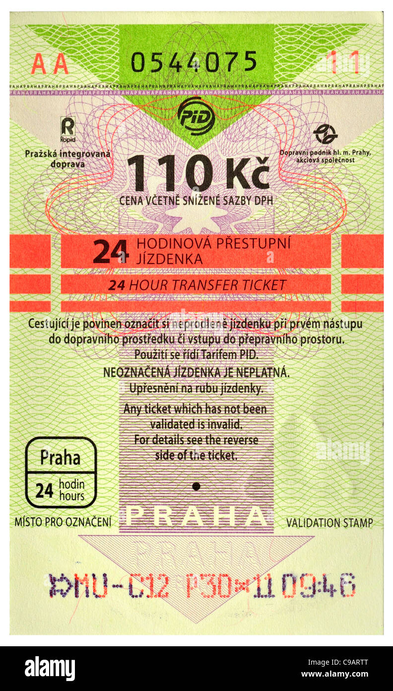 Praga i biglietti per i mezzi pubblici valido per la metropolitana, i tram e gli autobus. 24hr ticket - 110Kc corone. (Prezzo corretto inverno 2011) Foto Stock