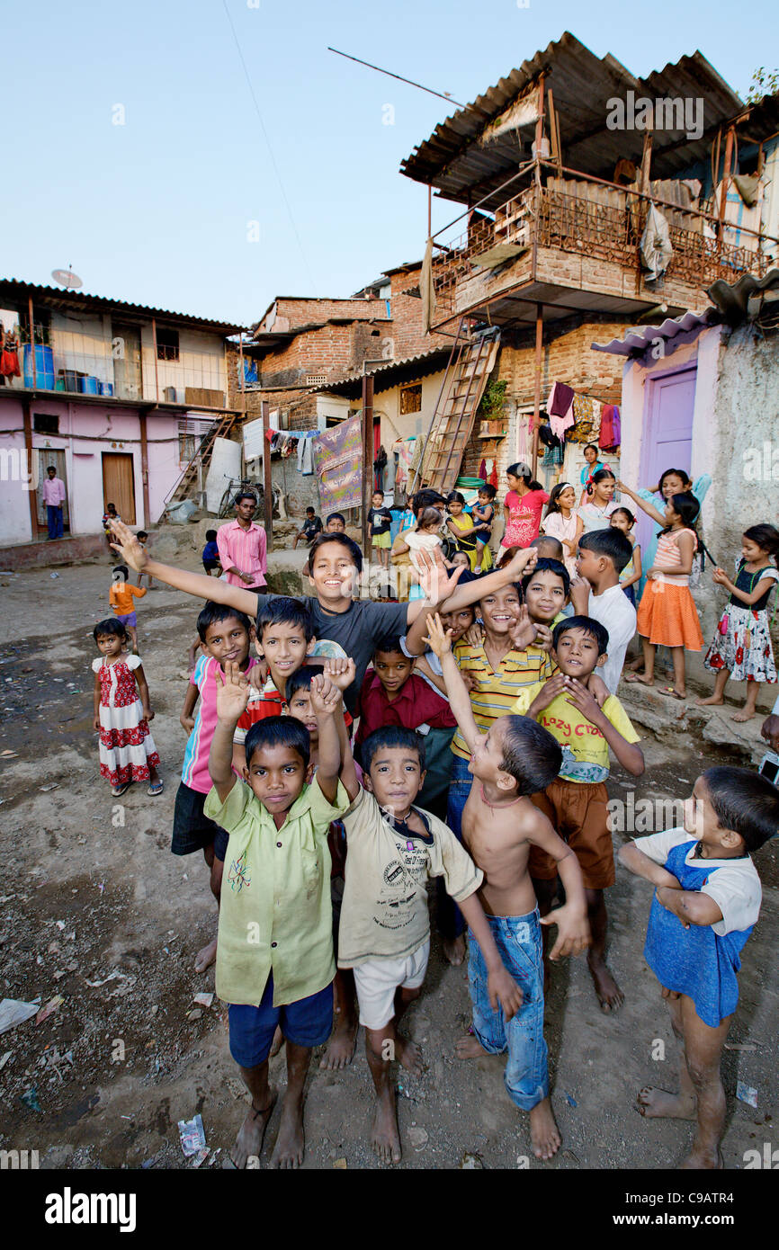 I bambini sulla strada di Subash Nagar delle baraccopoli di Mumbai, in India. Foto Stock