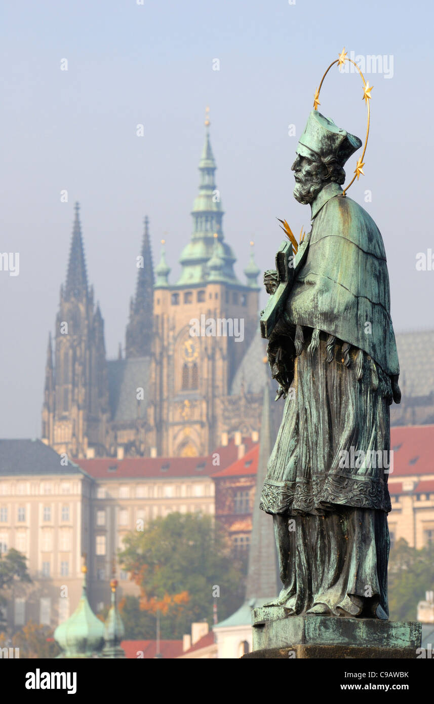 Praga, Repubblica Ceca. Statua di San Giovanni Nepomuceno sul Ponte