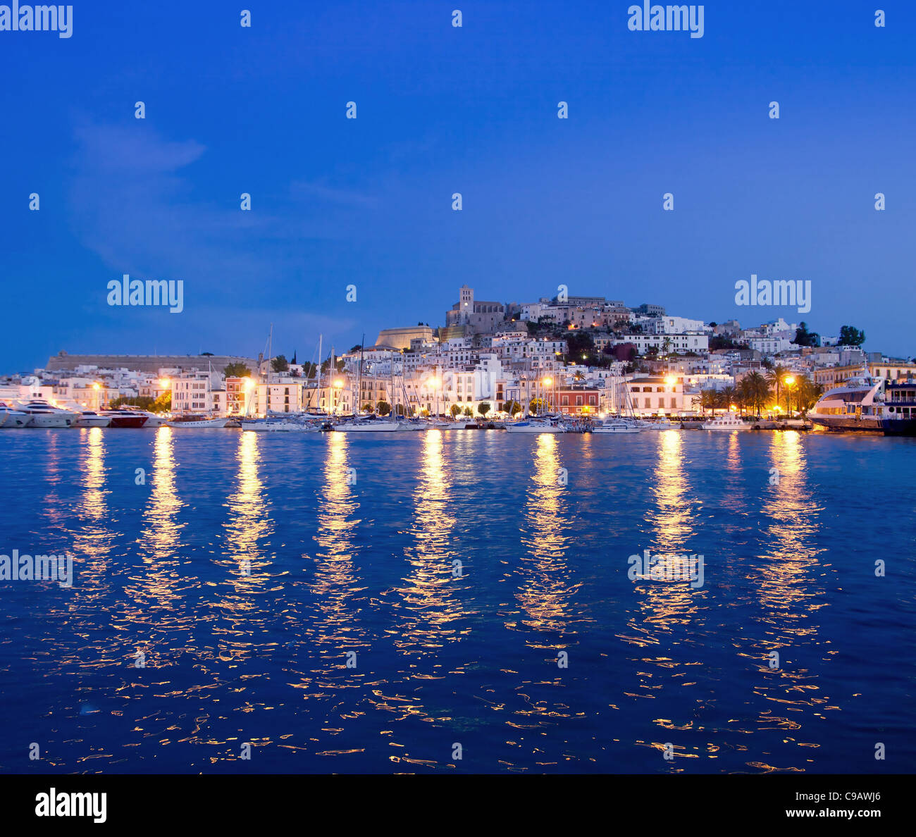 Isola di Ibiza vista notturna di Ibiza città e mare riflessione luci Foto Stock