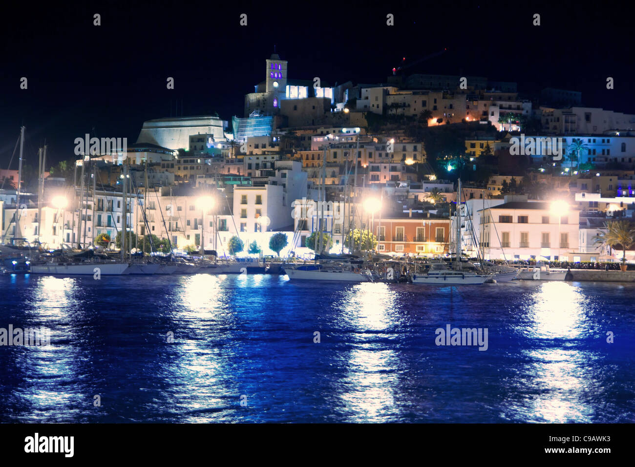 Isola di Ibiza Ibiza città notte vista del centro della città e il mare la riflessione Foto Stock