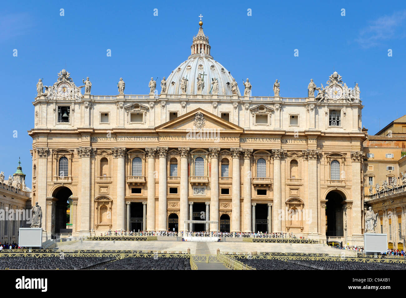 Piazza San Pietro e la Basilica di San Pietro Roma Italia Europa Foto Stock