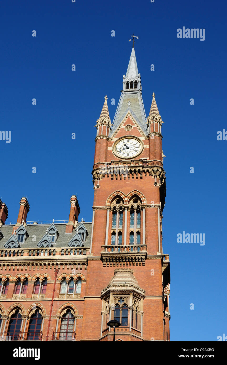 St Pancras stazione ferroviaria di Clock Tower, London, England, Regno Unito Foto Stock