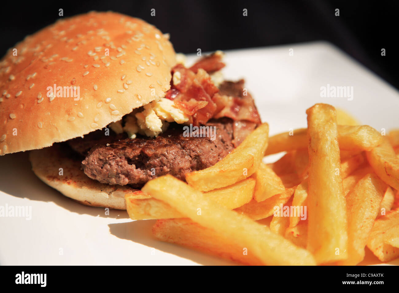 Blue cheese e bacon burger su una piastra bianca, shot utilizzando una profondità di campo ridotta Foto Stock