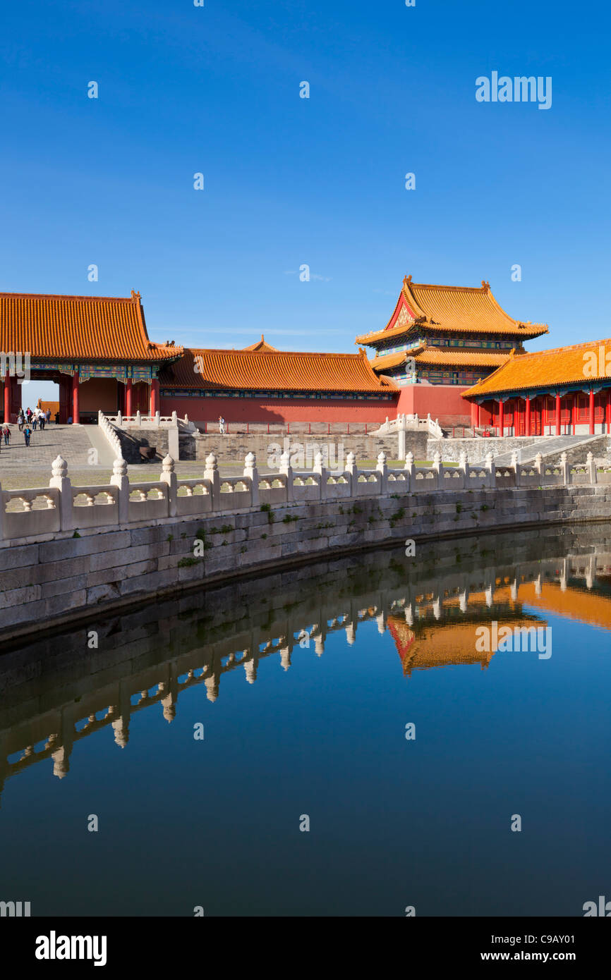 Golden interna del fiume di acqua che fluisce attraverso la corte esterna, la Città Proibita di Pechino, Repubblica popolare cinese, Repubblica Popolare di Cina e Asia Foto Stock