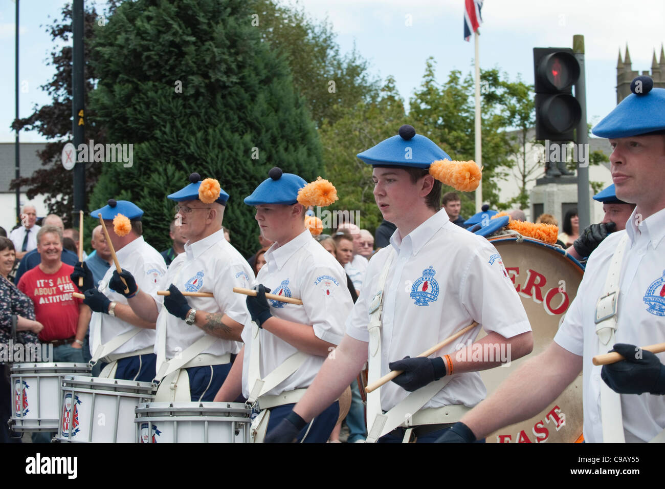 I membri della band sfilano in Royal nero istituzione di dimostrazione nel pettinatore Co Down Foto Stock