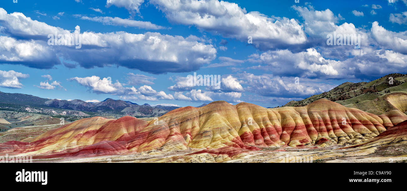 Puffy nubi su colline dipinte. John Day Fossil Beds National Monument. Oregon Foto Stock