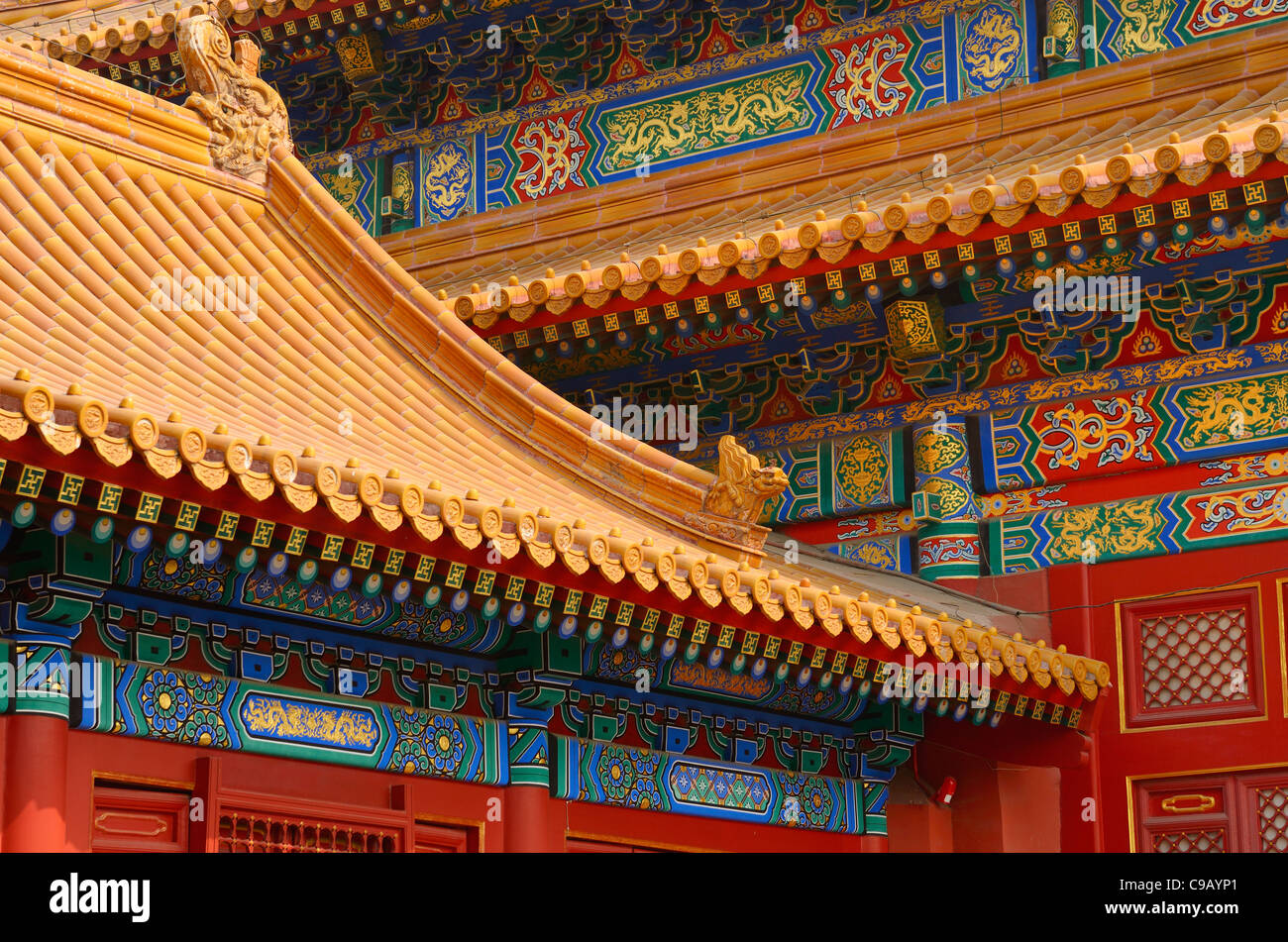 Hall di preservare l armonia dettaglio del dipinto di edificio in legno e tetto di tegole Città Proibita di Pechino Repubblica Popolare Cinese Foto Stock