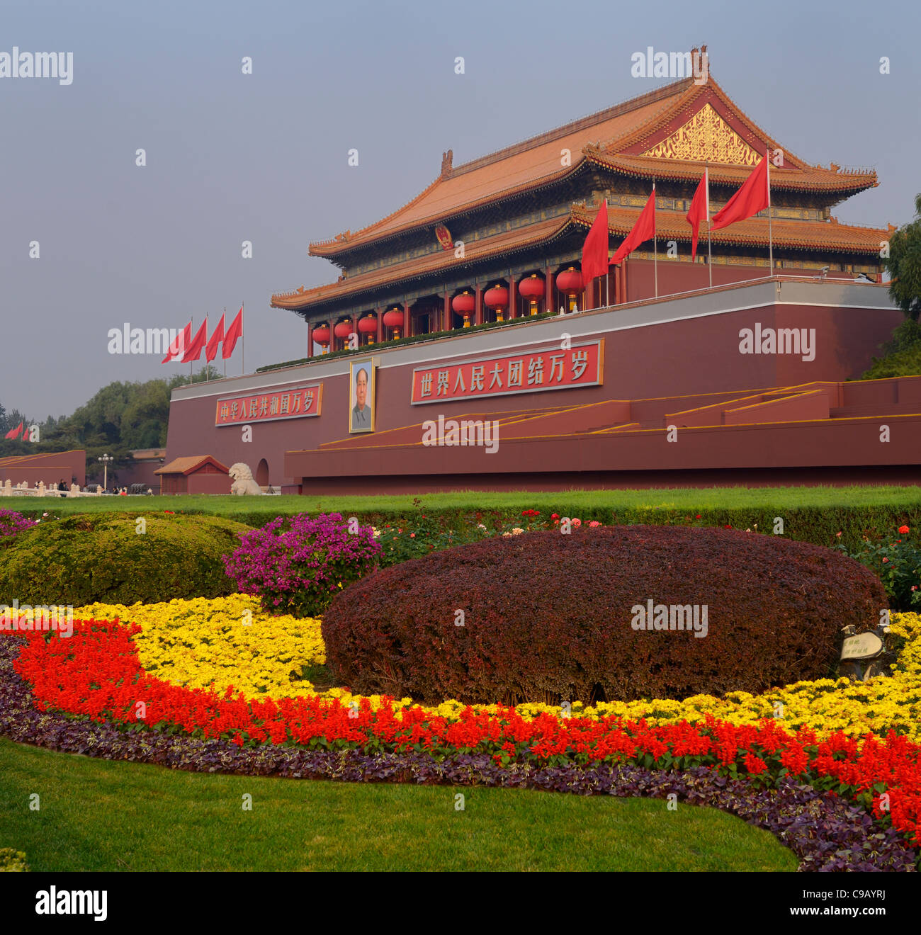 Giardino fiorito di tiananmen la porta della pace celeste ingresso alla città proibita di Pechino repubblica popolare cinese Foto Stock