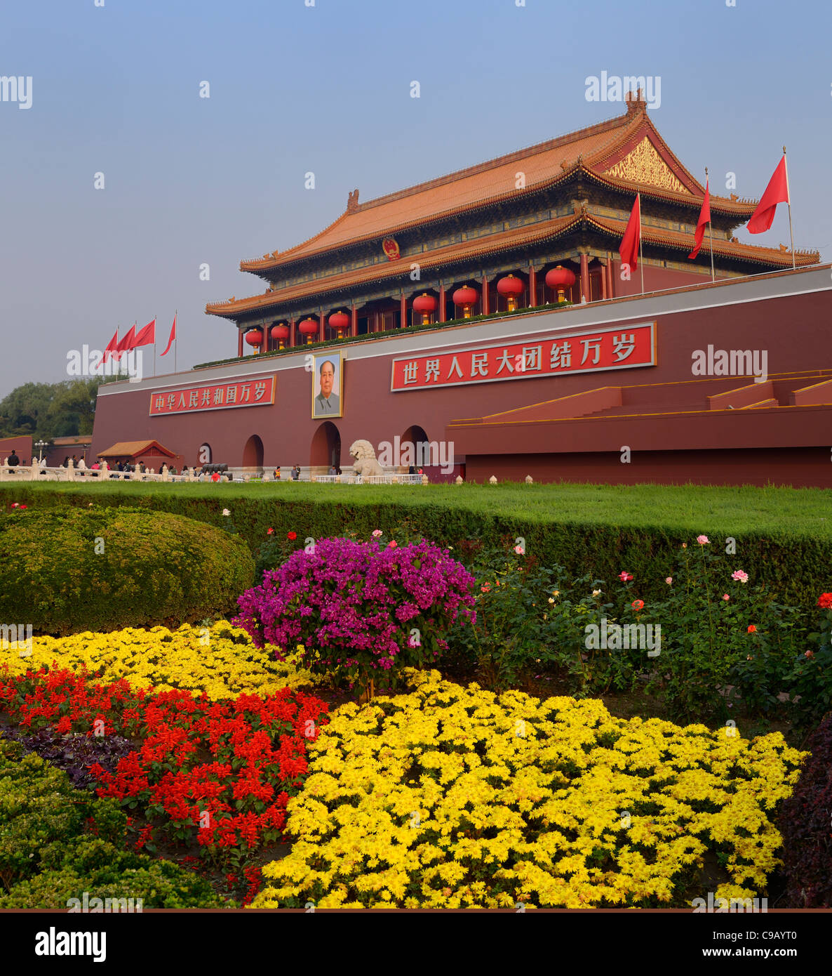 Giardino fiorito di Tiananmen Porta della Pace Celeste ingresso alla città imperiale di Pechino Repubblica Popolare Cinese Foto Stock