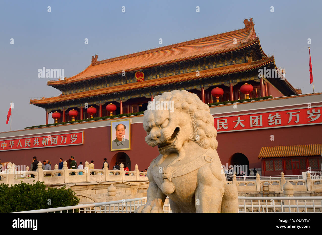 Leone di pietra di Tiananmen Porta della Pace Celeste ingresso alla città imperiale di Pechino popoli Repubblica Popolare Cinese Foto Stock